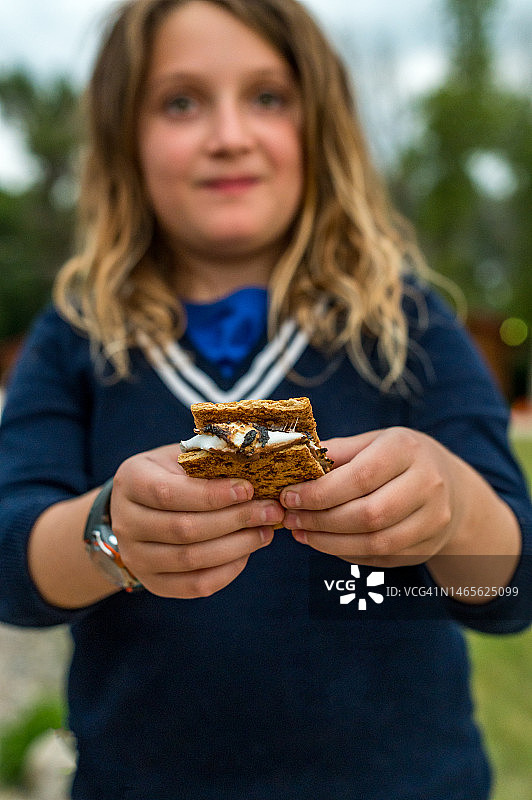 可爱的小朋友在篝火旁烤棉花糖图片素材