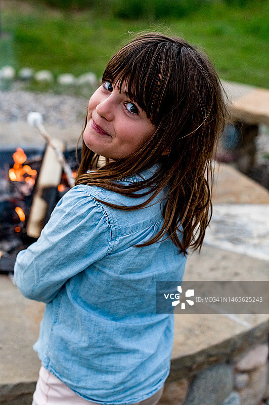 可爱的小朋友在篝火旁烤棉花糖图片素材