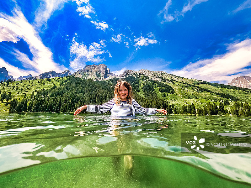在String湖大提顿国家公园游泳的儿童图片素材