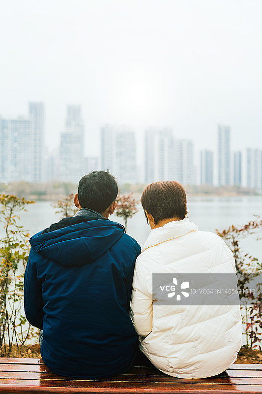 中老年夫妇坐在长椅上，眺望远方（背影）图片素材