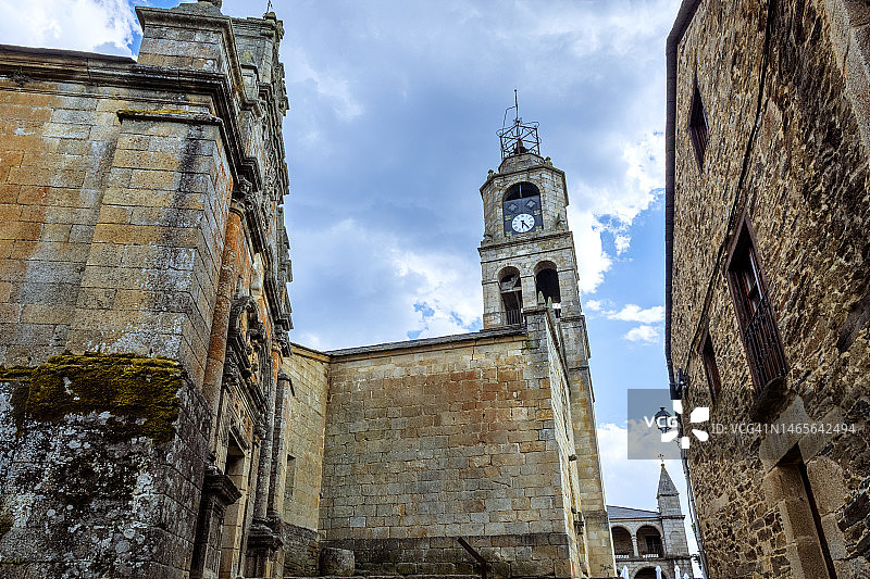 西班牙萨莫拉圣萨纳夫里亚镇的圣玛丽亚德尔阿索格教堂图片素材