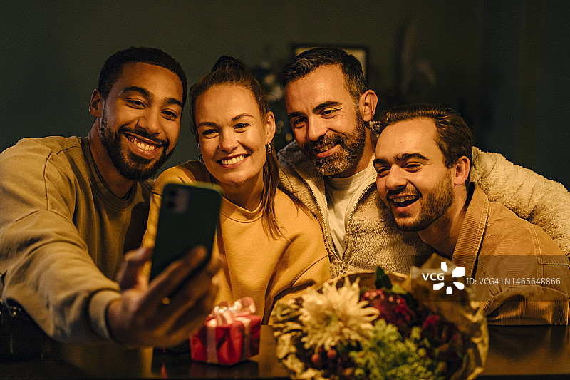 朋友们在生日庆祝会上自拍的特写图片素材