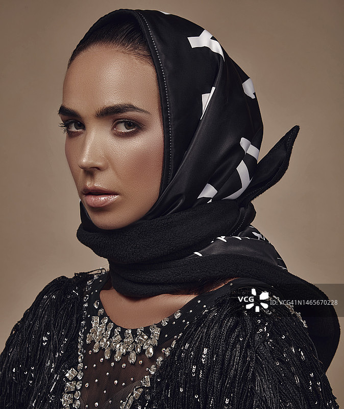 用围巾遮住头发的美丽女人肖像图片素材