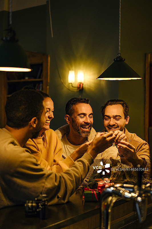 一群朋友用小酒杯祝酒图片素材