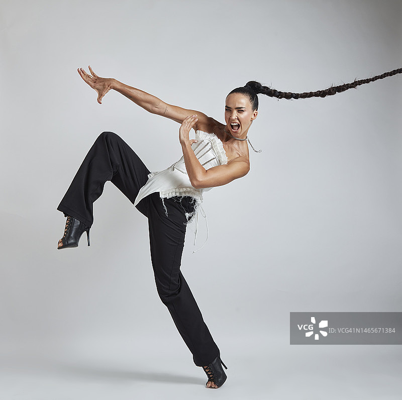 留着长辫子的美丽女人做出格斗姿势图片素材