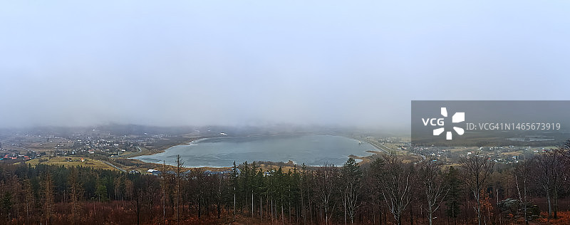 冬季多云天气下的水库图片素材