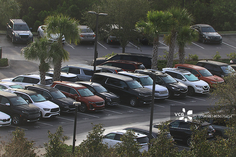 停车场内的车辆图片素材