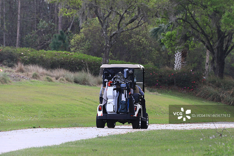 球场上的高尔夫球车图片素材