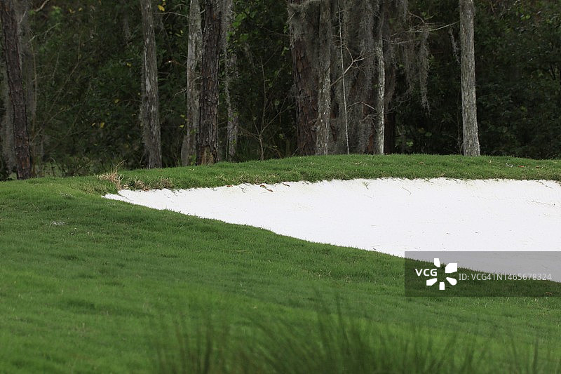 高尔夫球场的沙坑图片素材