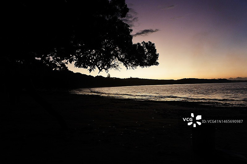 日落时分空旷海滩的昏暗景观图片素材