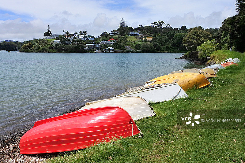 空旷海滩上的彩色小船景色图片素材