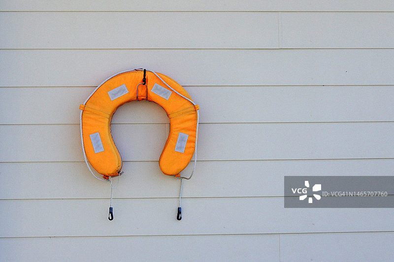 木墙上的紧急救生圈图片素材
