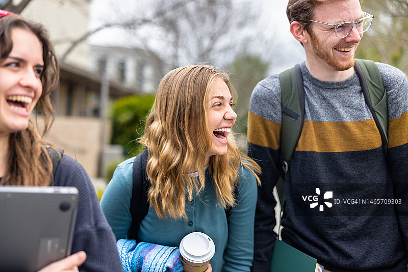 在校园里散步的大学生图片素材