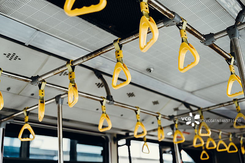 公交车内的黄色扶手图片素材