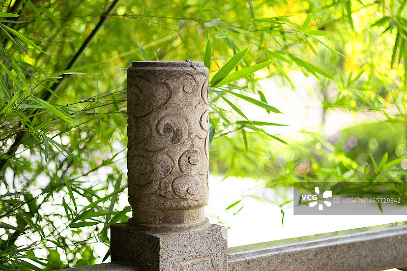 中式园林中的雕刻与竹子图片素材