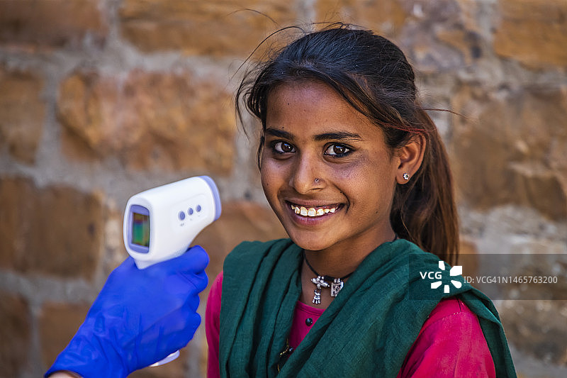 在印度偏远乡村，医生为病人测量体温图片素材