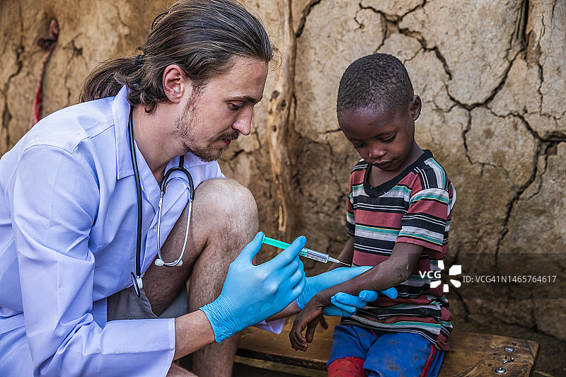 在肯尼亚小村庄，医生为非洲小男孩注射图片素材