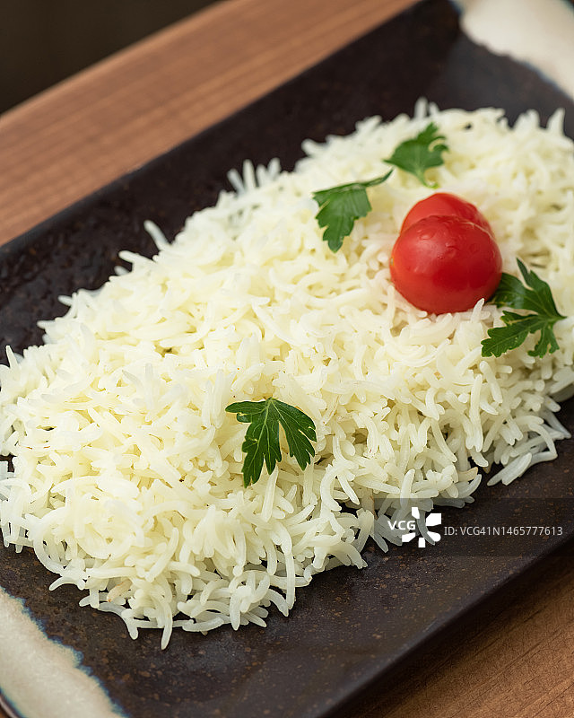 长粒印度香米饭，配香草和圣女果图片素材