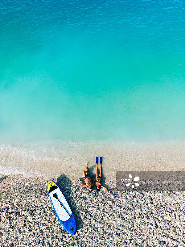 中年夫妇在海边享受假期图片素材