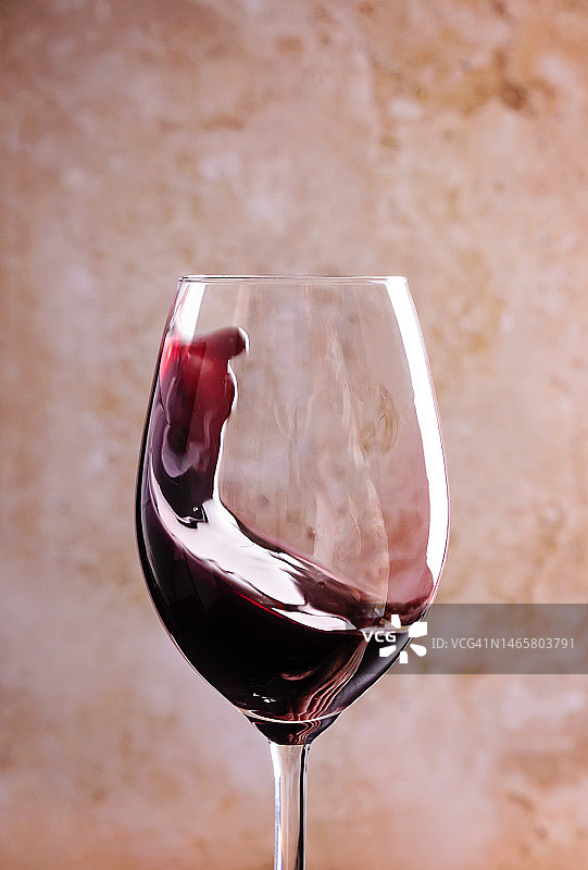 在玻璃杯中旋转的红酒图片素材