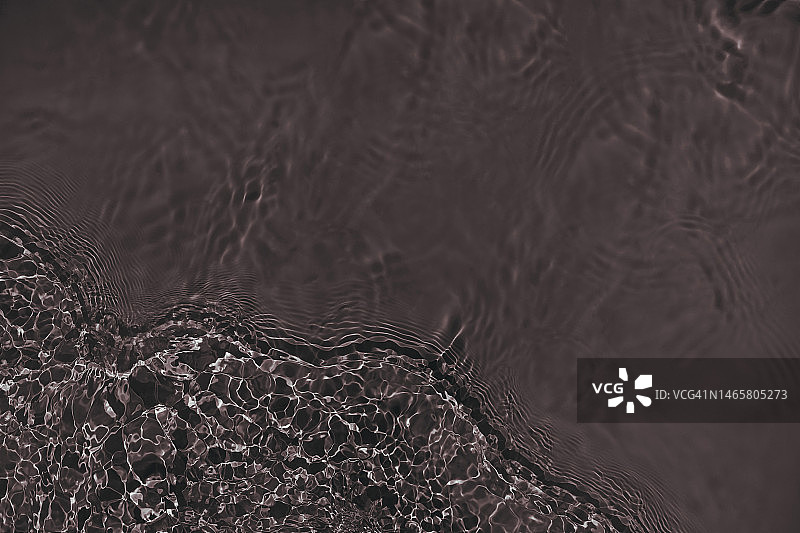 阳光下波光粼粼的深棕色水面纹理图片素材