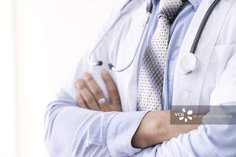 男性医生：交叉双臂图片素材