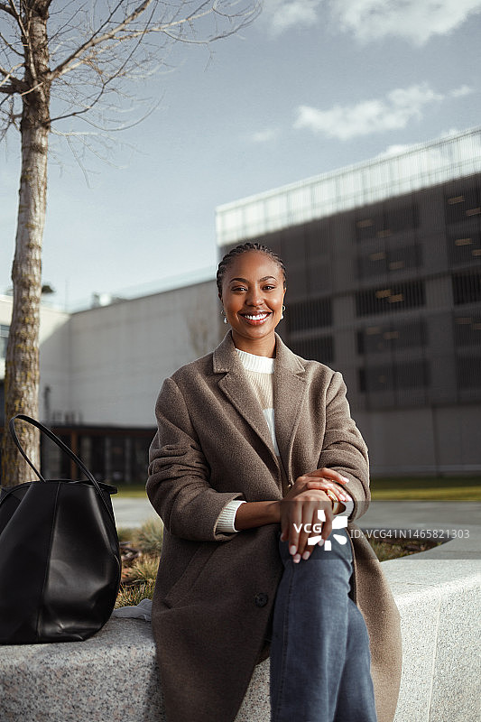 在城镇中的黑人女性图片素材