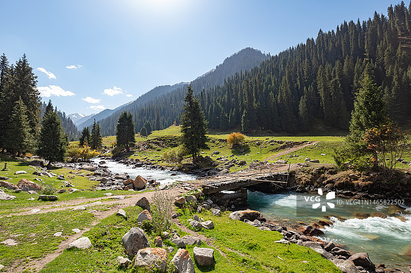 吉尔吉斯斯坦喀拉科尔附近天山山脉的阿拉善高山谷图片素材