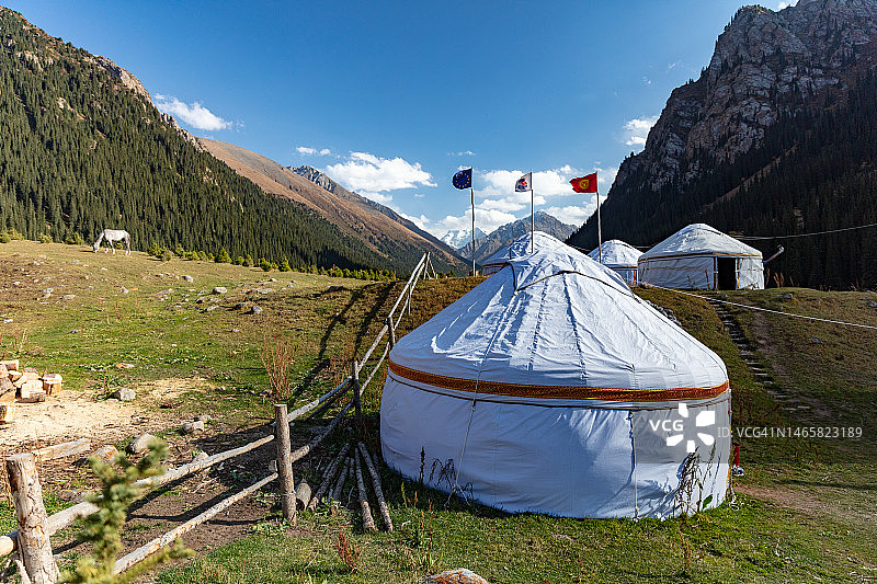 吉尔吉斯斯坦喀喇昆仑山脉阿尔金-阿拉善山谷的蒙古包营地，2019年图片素材
