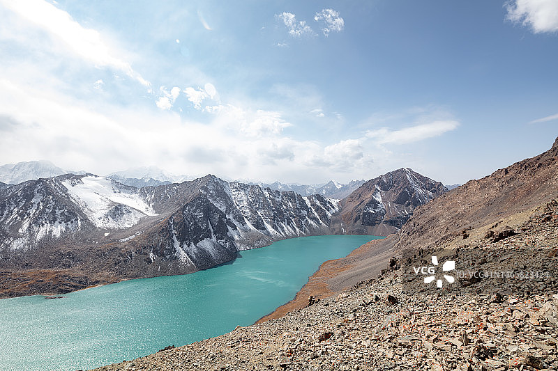 吉尔吉斯斯坦卡拉科尔附近，天山山脉阿拉湖，2019年图片素材