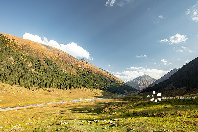 吉尔吉斯斯坦喀拉科尔附近天山山脉的阿拉善高山谷图片素材