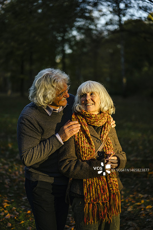 年长的男人手搭在妻子的肩膀上图片素材