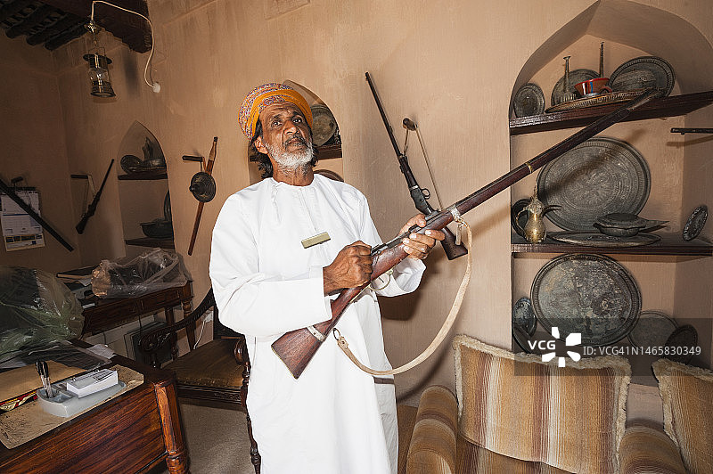 在办公室里的阿曼男子图片素材