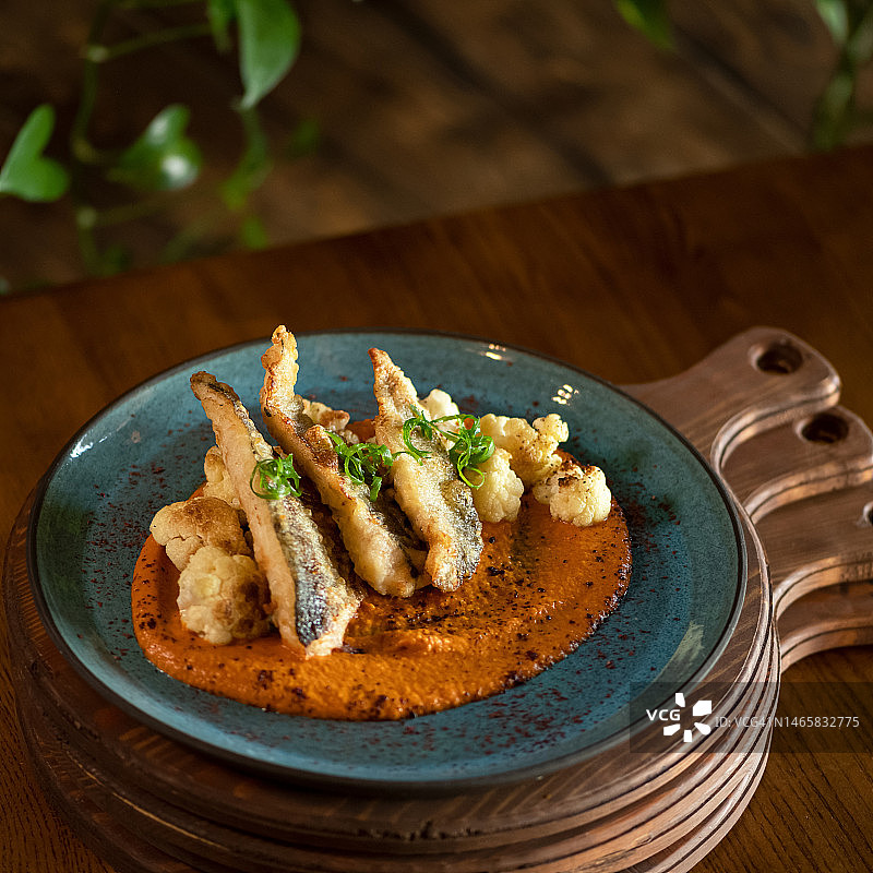 炸鱼块配蔬菜泥（餐厅美食）图片素材