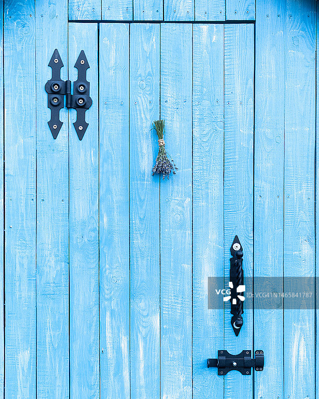 亮蓝色木制花园小屋门图片素材