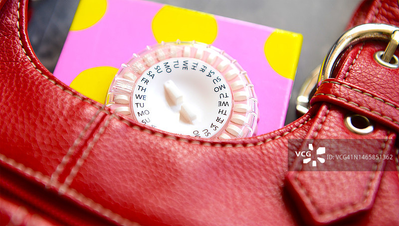 手提包里的激素替代疗法药丸图片素材