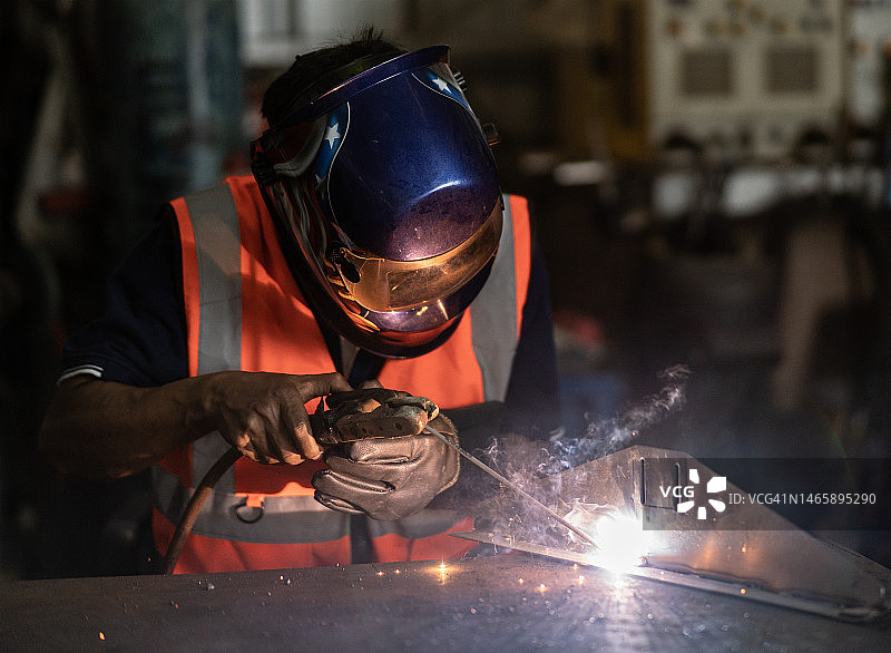 车间工业焊接工人图片素材