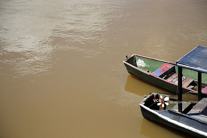 巴西河上的彩色船只图片素材