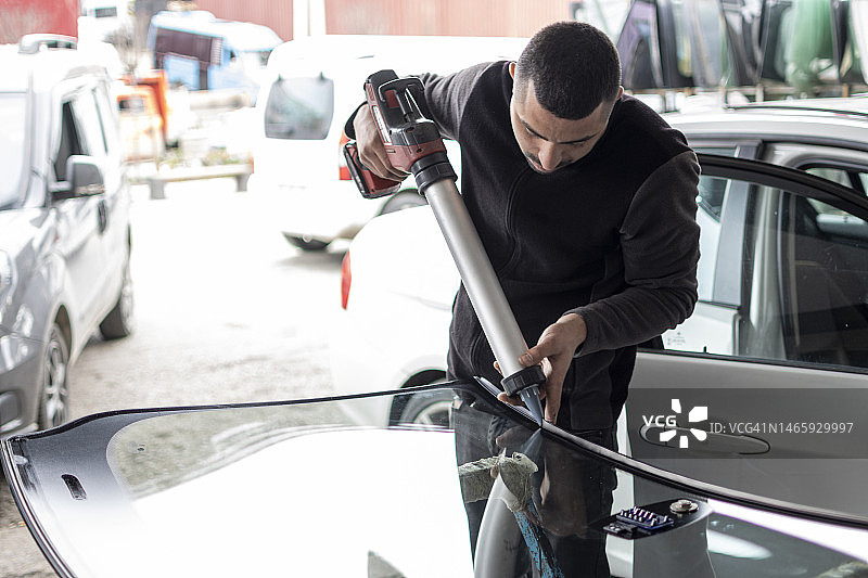 汽车玻璃维修和挡风玻璃更换图片素材