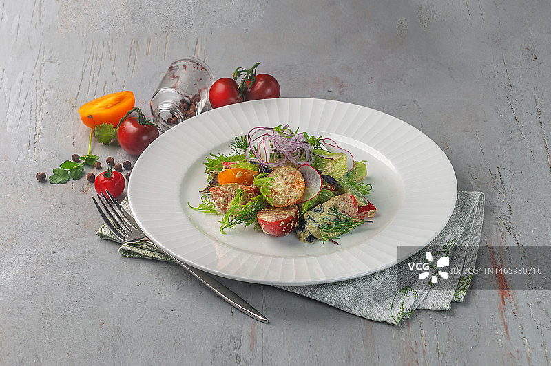 灰色背景上的新鲜蔬菜沙拉图片素材