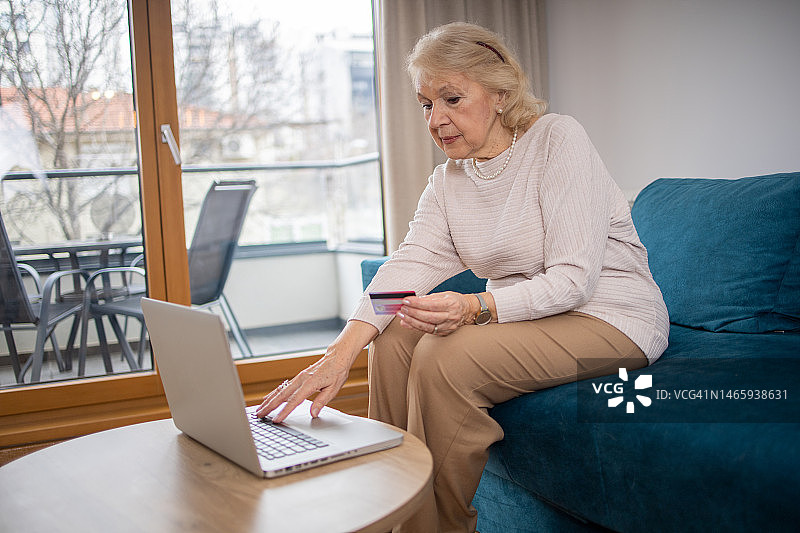 快乐的女人在网上购物图片素材