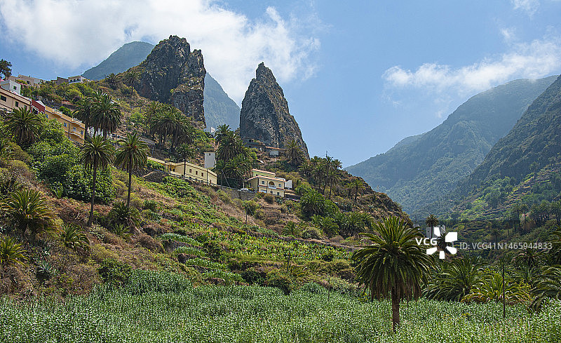 加那利群岛埃尔米瓜小村庄与火山图片素材
