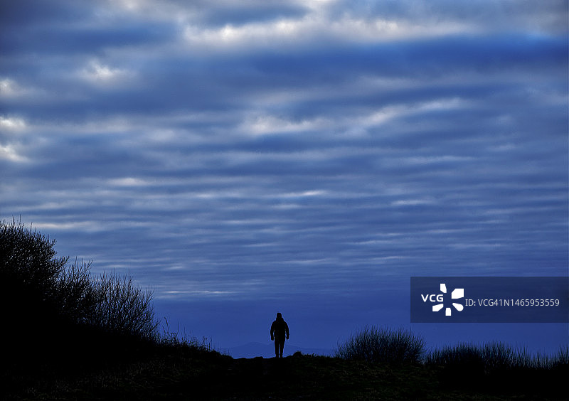 一个走开的男人图片素材