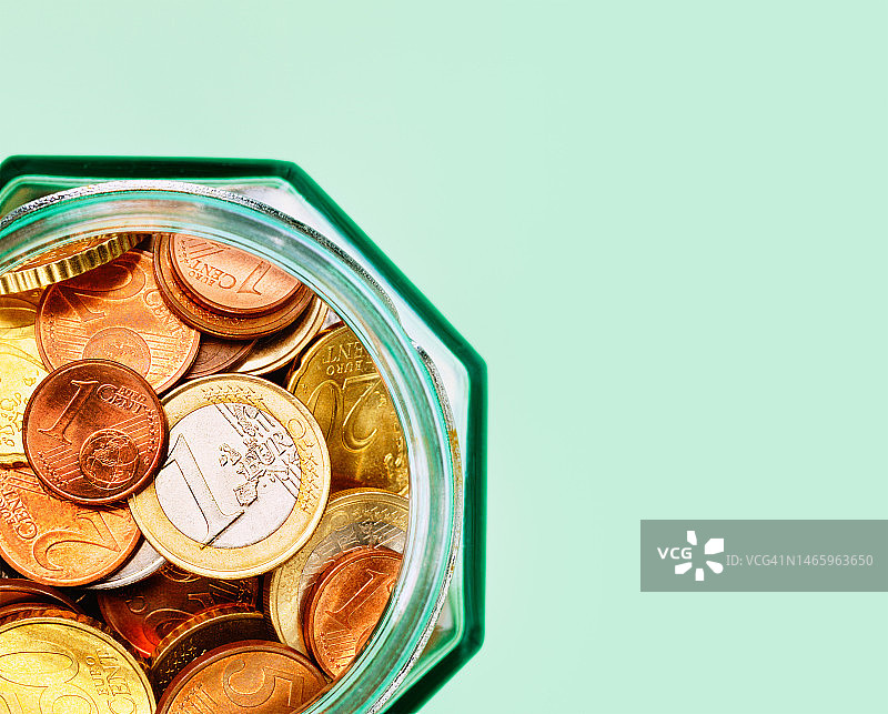 罐子里的欧元硬币图片素材