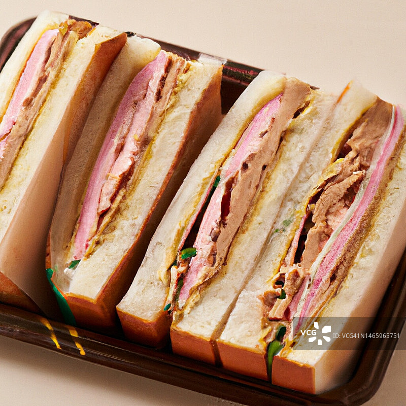 托盘中三明治的高角度视图图片素材