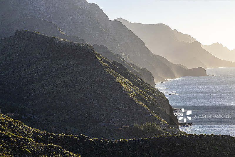 海面之上的山脉：西班牙拉斯帕尔马斯阿加特的壮丽景色图片素材