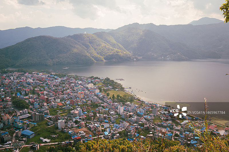 尼泊尔博卡拉山区城镇景观高角度视图图片素材