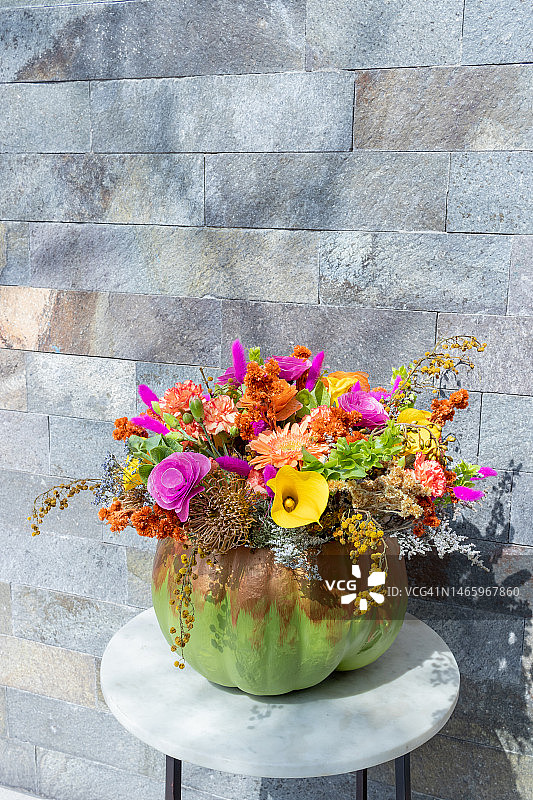 装饰南瓜内的玫瑰花卉摆设，秘鲁利马图片素材