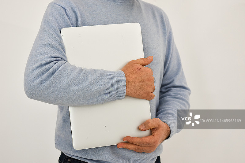 拿着笔记本电脑的成年男人（白色背景）图片素材