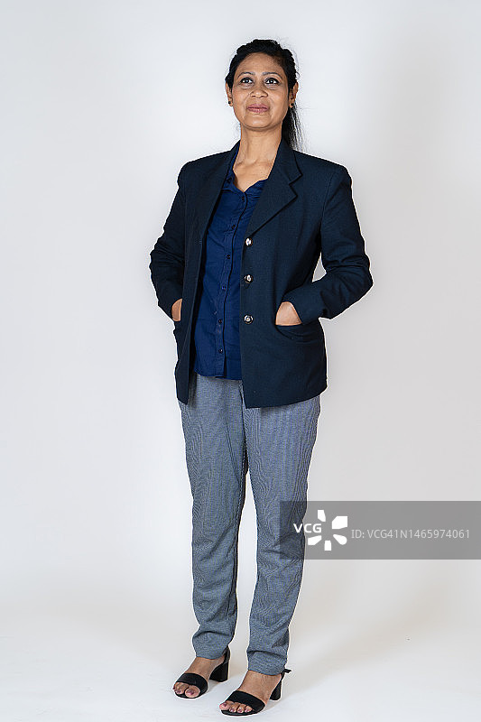 年老印度女商人的工作室肖像。图片素材